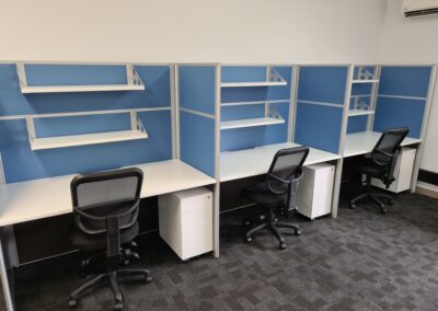 Rapidline desk and screening with shelving 2